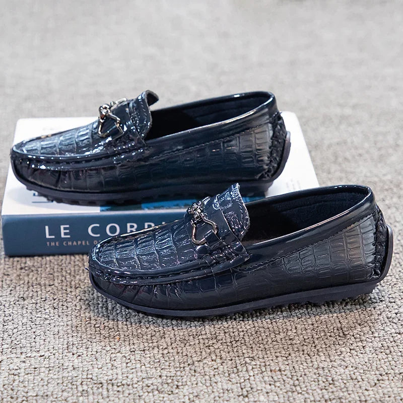 Zapatos de cuero para niños, mocasines planos suaves con punta redonda, mocasines informales a la moda para niños, mocasines antideslizantes con hebilla de Metal brillante, estilo británico