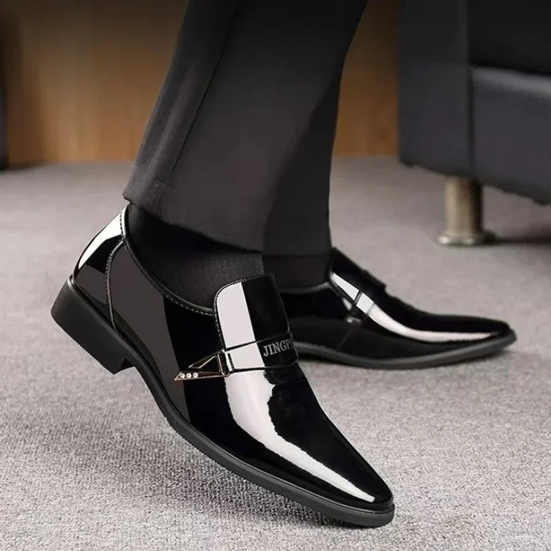 Zapatos de cuero para hombre, zapatos de negocios, zapatos Oxford de cuero brillante, mocasines masculinos con punta en pico lacados, zapatos de vestir de diseñador sin cordones para hombre