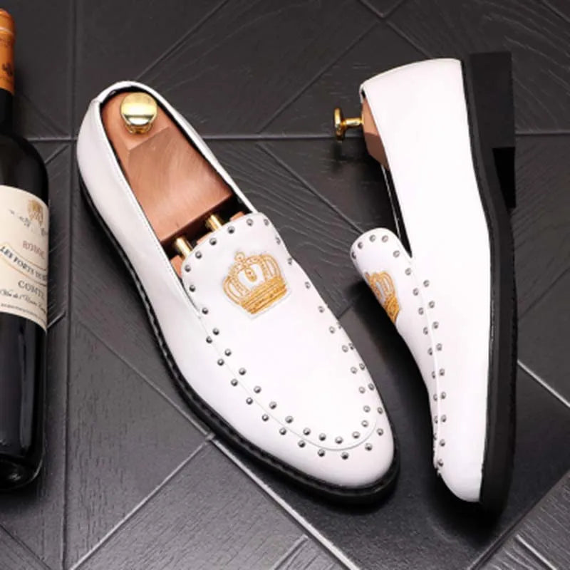 Primavera otoño hombres zapatos de vestir de cuero corona bordado Casual moda Slip-On lujo remache tendencia mocasines