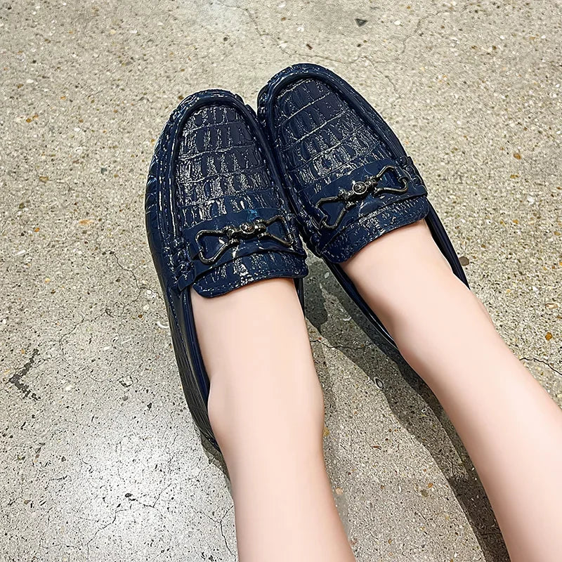 Zapatos de cuero para niños, mocasines planos suaves con punta redonda, mocasines informales a la moda para niños, mocasines antideslizantes con hebilla de Metal brillante, estilo británico