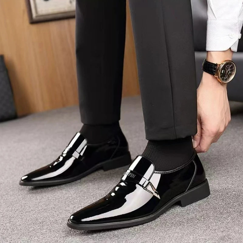Zapatos de cuero para hombre, zapatos de negocios, zapatos Oxford de cuero brillante, mocasines masculinos con punta en pico lacados, zapatos de vestir de diseñador sin cordones para hombre
