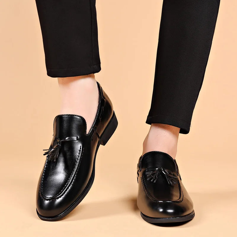 Zapatos de vestir para hombre, nuevos Zapatos de moda de cuero Pu para hombre, Zapatos informales formales de negocios de gran tamaño, Zapatos de boda para hombre