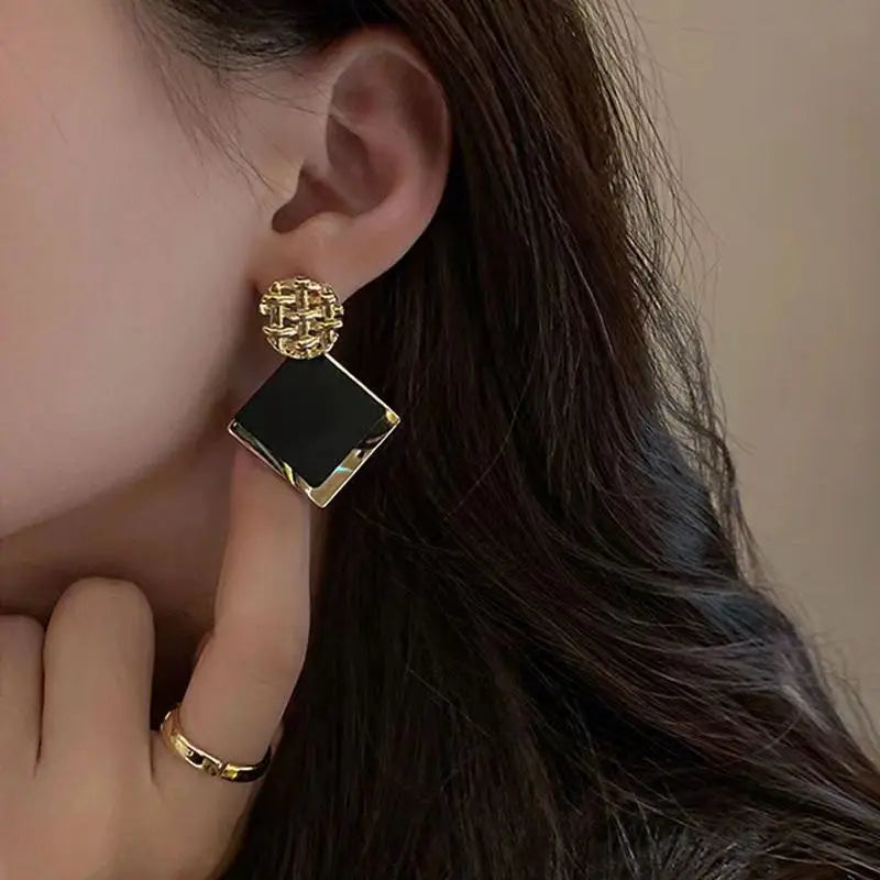 Pendientes colgantes con forma de rombo de doble Color para mujer, aretes colgantes con entramado de Metal dorado hueco, joyerÃa Punk geométrica para fiesta