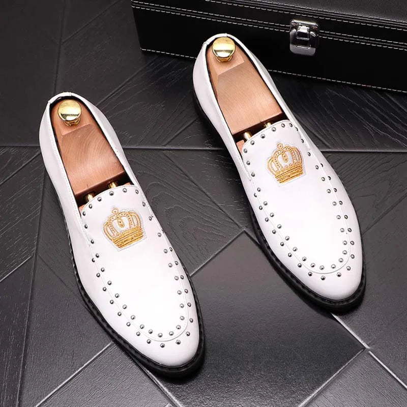 Primavera otoño hombres zapatos de vestir de cuero corona bordado Casual moda Slip-On lujo remache tendencia mocasines