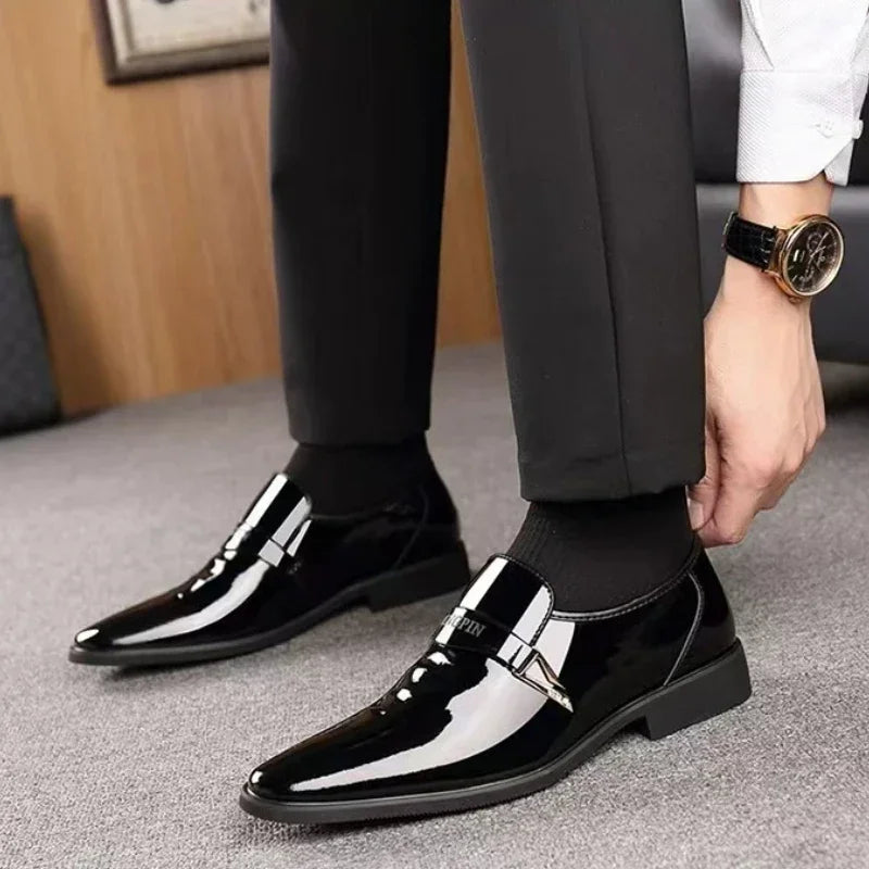 Zapatos de cuero para hombre, zapatos de negocios, zapatos Oxford de cuero brillante, mocasines masculinos con punta en pico lacados, zapatos de vestir de diseñador sin cordones para hombre
