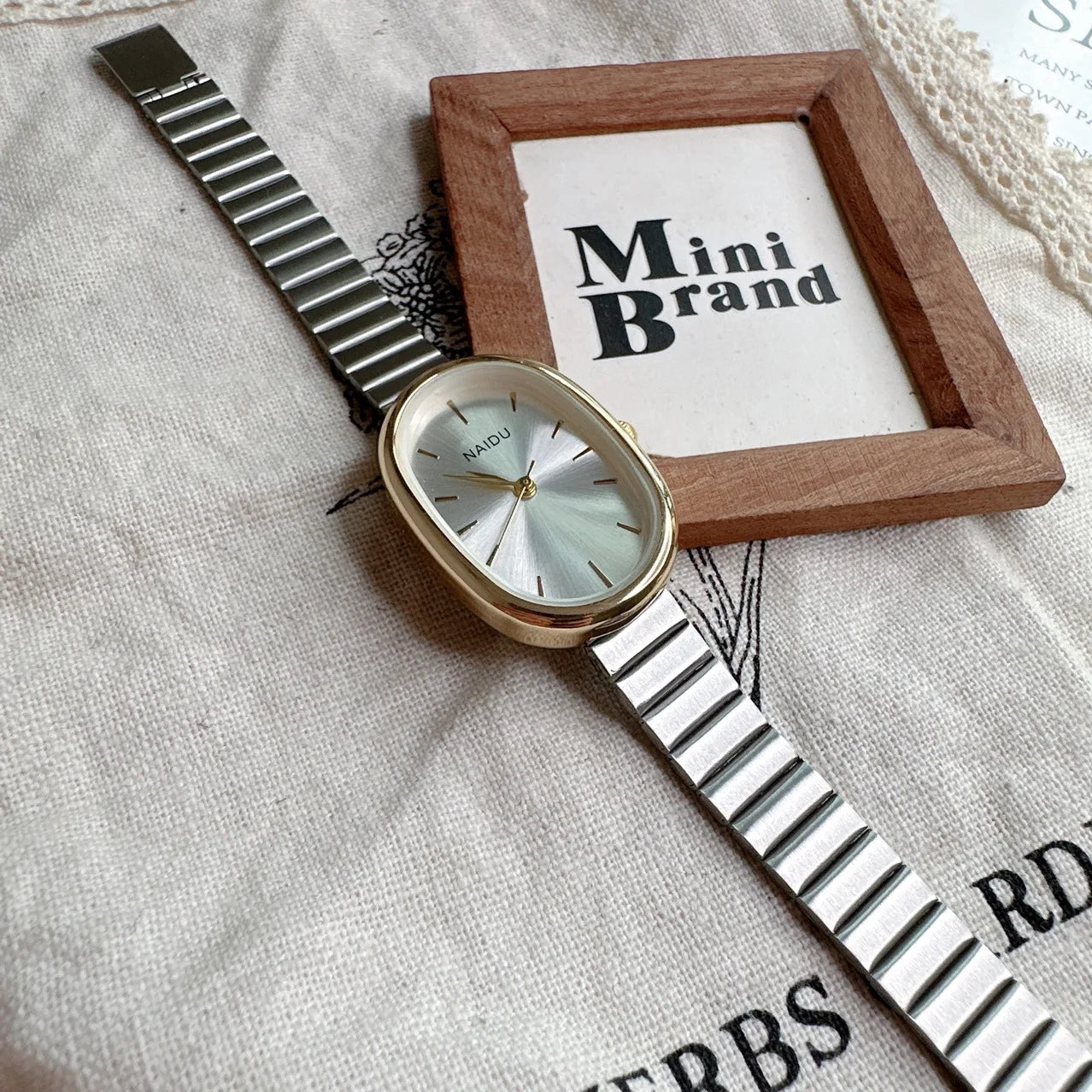 Reloj de cuarzo de lujo a la moda para mujer, reloj de pulsera ovalado de acero inoxidable con esfera pequeña y correa de bambú para chica y estudiante, reloj Dropshipping