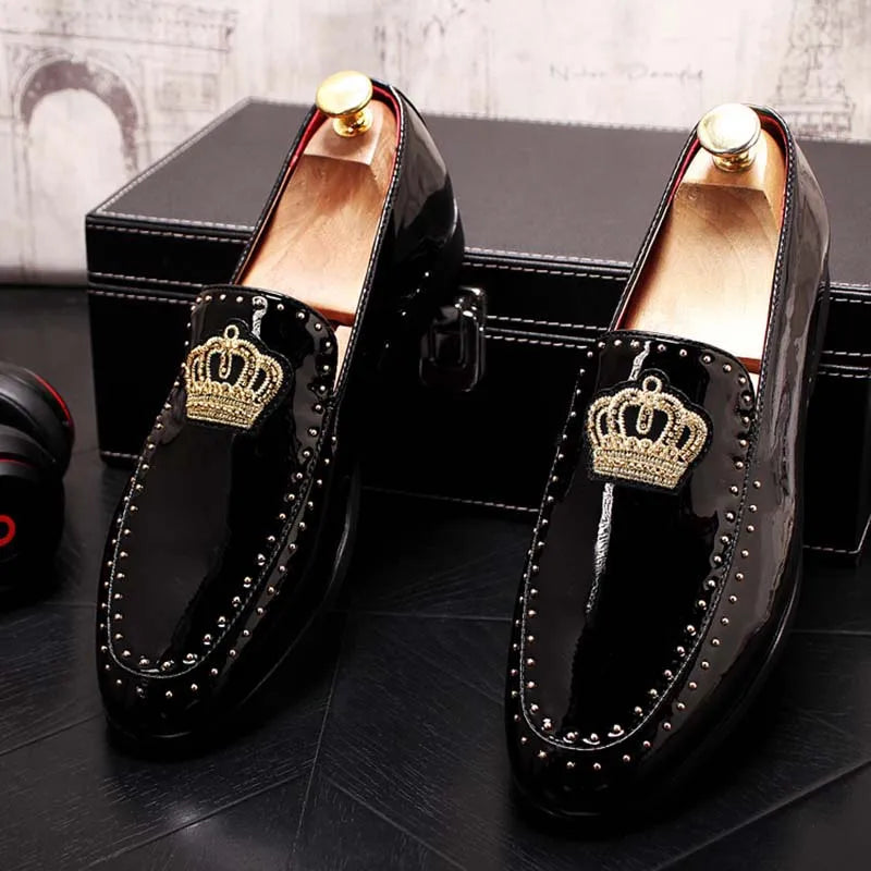 Primavera otoño hombres zapatos de vestir de cuero corona bordado Casual moda Slip-On lujo remache tendencia mocasines