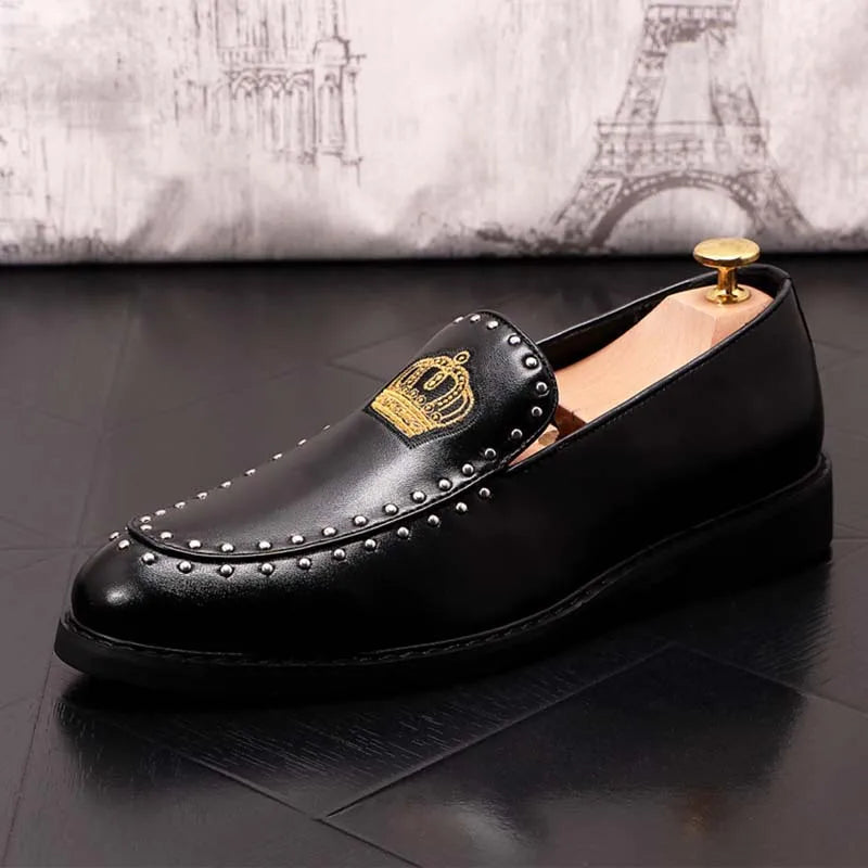 Primavera otoño hombres zapatos de vestir de cuero corona bordado Casual moda Slip-On lujo remache tendencia mocasines