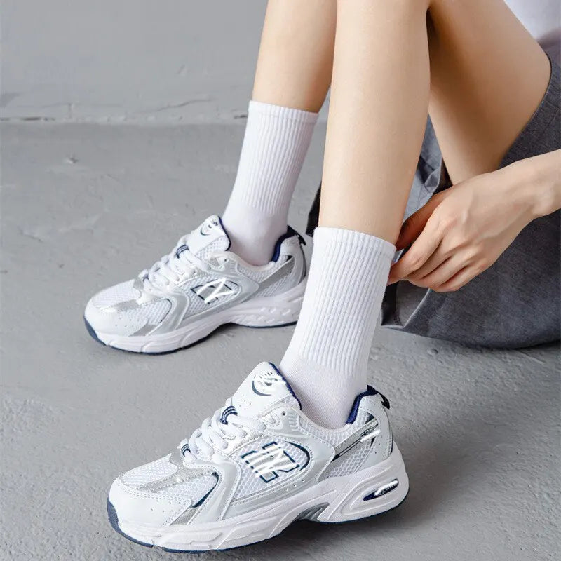 6/12 pares de calcetines de tubo medio para hombre Color sólido en blanco y negro ropa de calle Harajuku moda calcetines transpirables e informales