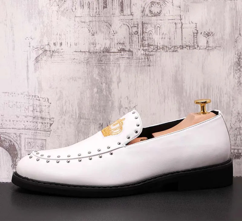 Primavera otoño hombres zapatos de vestir de cuero corona bordado Casual moda Slip-On lujo remache tendencia mocasines