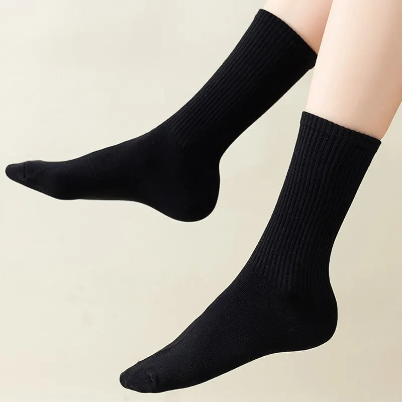 6/12 pares de calcetines de tubo medio para hombre Color sólido en blanco y negro ropa de calle Harajuku moda calcetines transpirables e informales
