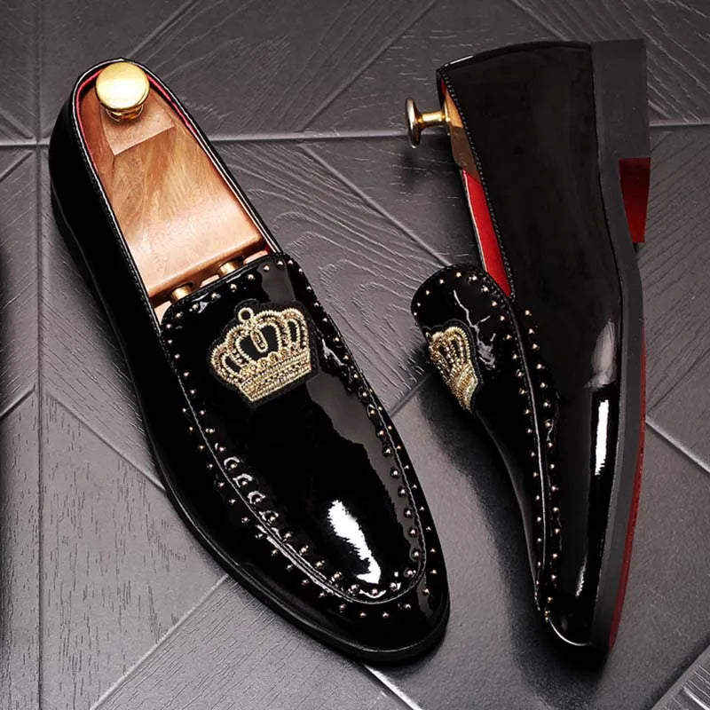 Primavera otoño hombres zapatos de vestir de cuero corona bordado Casual moda Slip-On lujo remache tendencia mocasines