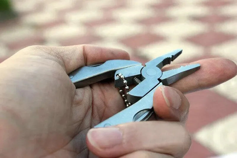 Herramientas EDC, Kits de viaje, alicates plegables multifunción portátiles, cuchillo plegable de acero inoxidable, llavero, destornillador, supervivencia para acampar