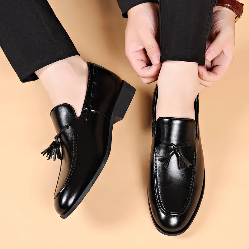Zapatos de vestir para hombre, nuevos Zapatos de moda de cuero Pu para hombre, Zapatos informales formales de negocios de gran tamaño, Zapatos de boda para hombre