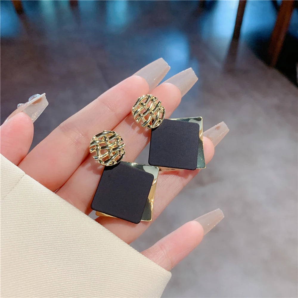 Pendientes colgantes con forma de rombo de doble Color para mujer, aretes colgantes con entramado de Metal dorado hueco, joyerÃa Punk geométrica para fiesta