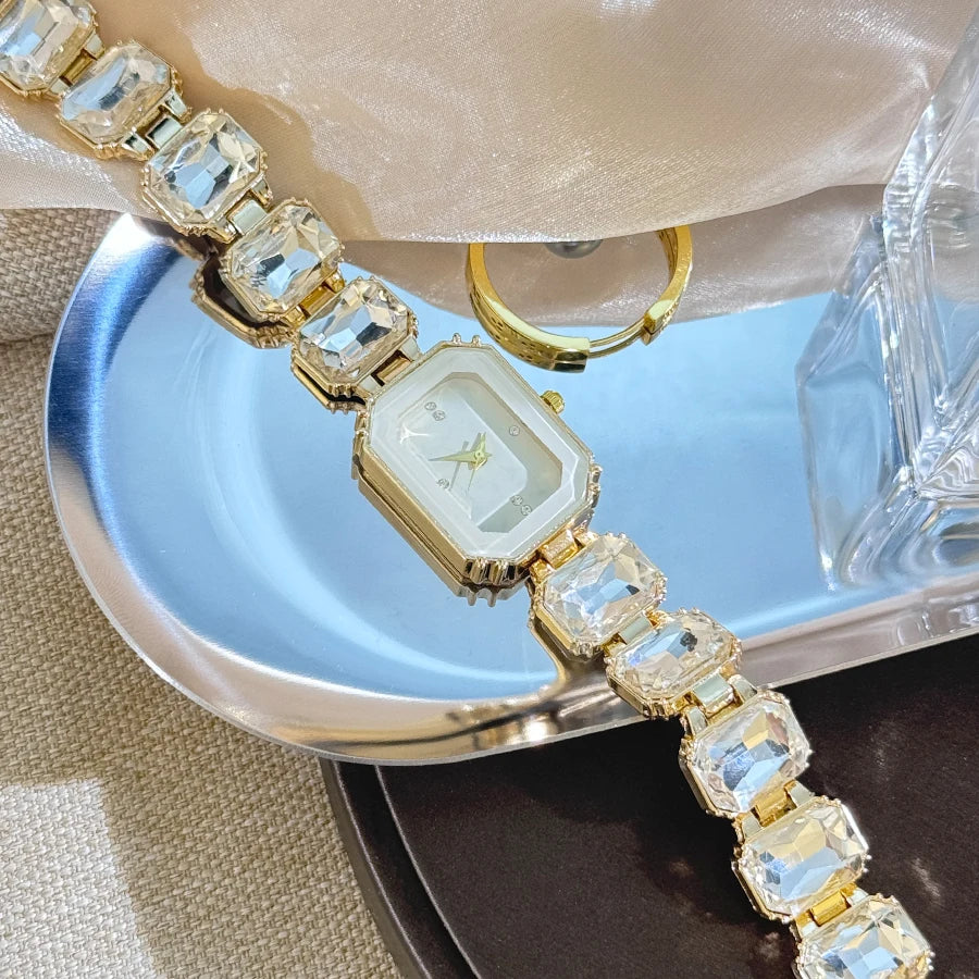 Reloj de mujer de estilo europeo y americano con cadena de diamantes de imitación de sección grande, caja rectangular de color, esfera de diamantes de imitación