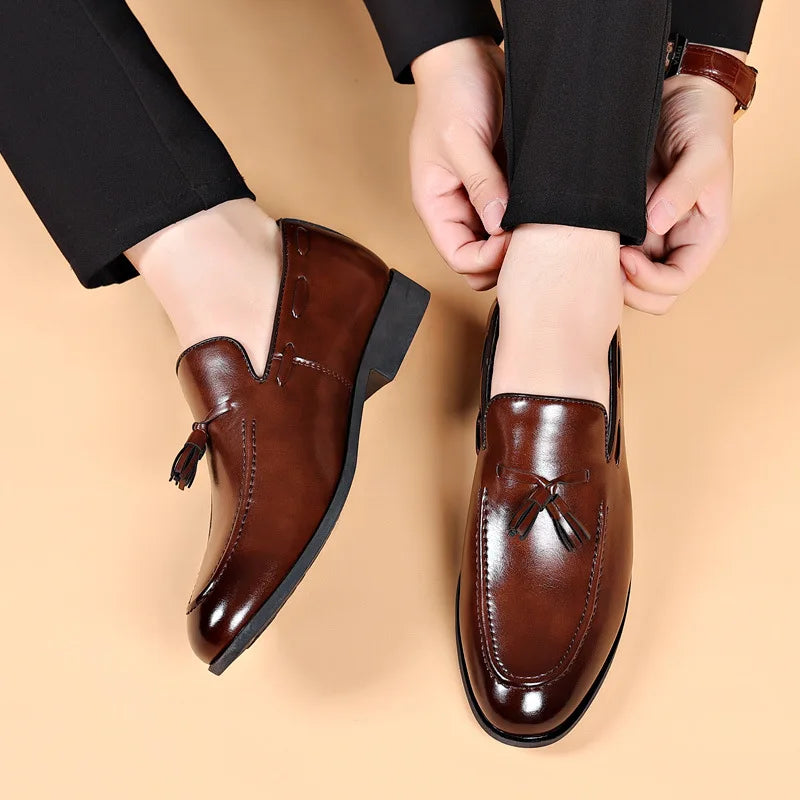 Zapatos de vestir para hombre, nuevos Zapatos de moda de cuero Pu para hombre, Zapatos informales formales de negocios de gran tamaño, Zapatos de boda para hombre