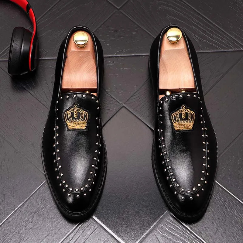 Primavera otoño hombres zapatos de vestir de cuero corona bordado Casual moda Slip-On lujo remache tendencia mocasines