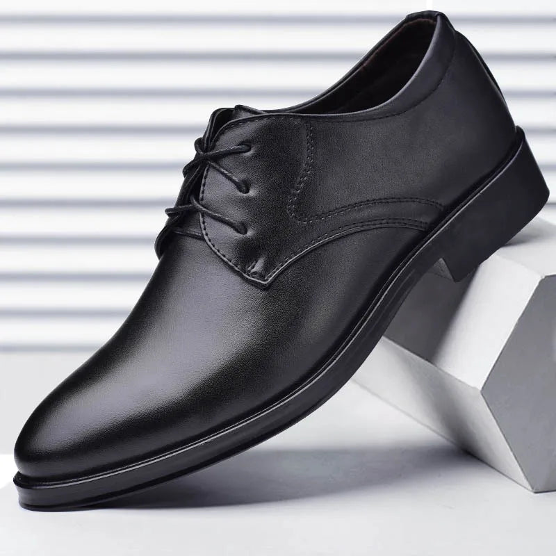 Zapatos de vestir formales para hombre, calzado informal de cuero, diseñador de boda Social, punta estrecha, zapatos negros de oficina para invierno, marca 2023