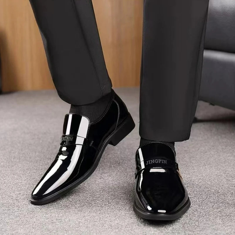 Zapatos de cuero para hombre, zapatos de negocios, zapatos Oxford de cuero brillante, mocasines masculinos con punta en pico lacados, zapatos de vestir de diseñador sin cordones para hombre