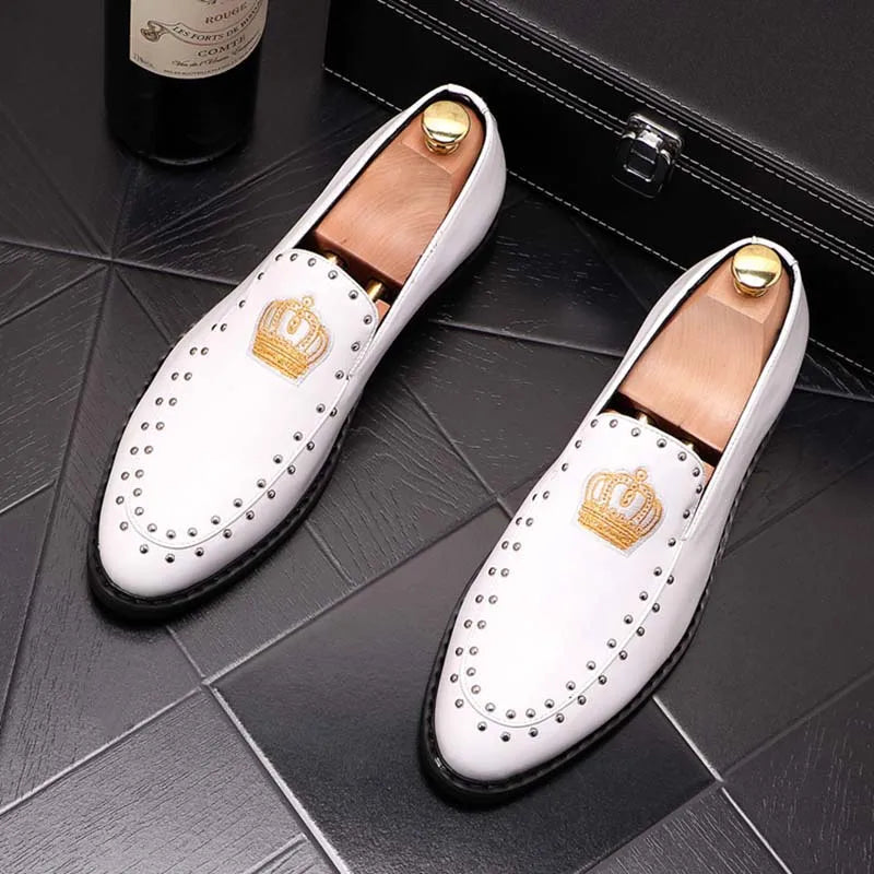 Primavera otoño hombres zapatos de vestir de cuero corona bordado Casual moda Slip-On lujo remache tendencia mocasines