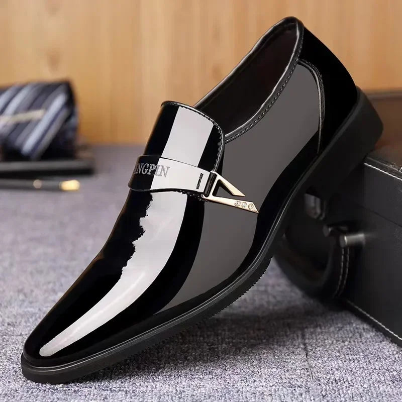 Zapatos de cuero para hombre, zapatos de negocios, zapatos Oxford de cuero brillante, mocasines masculinos con punta en pico lacados, zapatos de vestir de diseñador sin cordones para hombre
