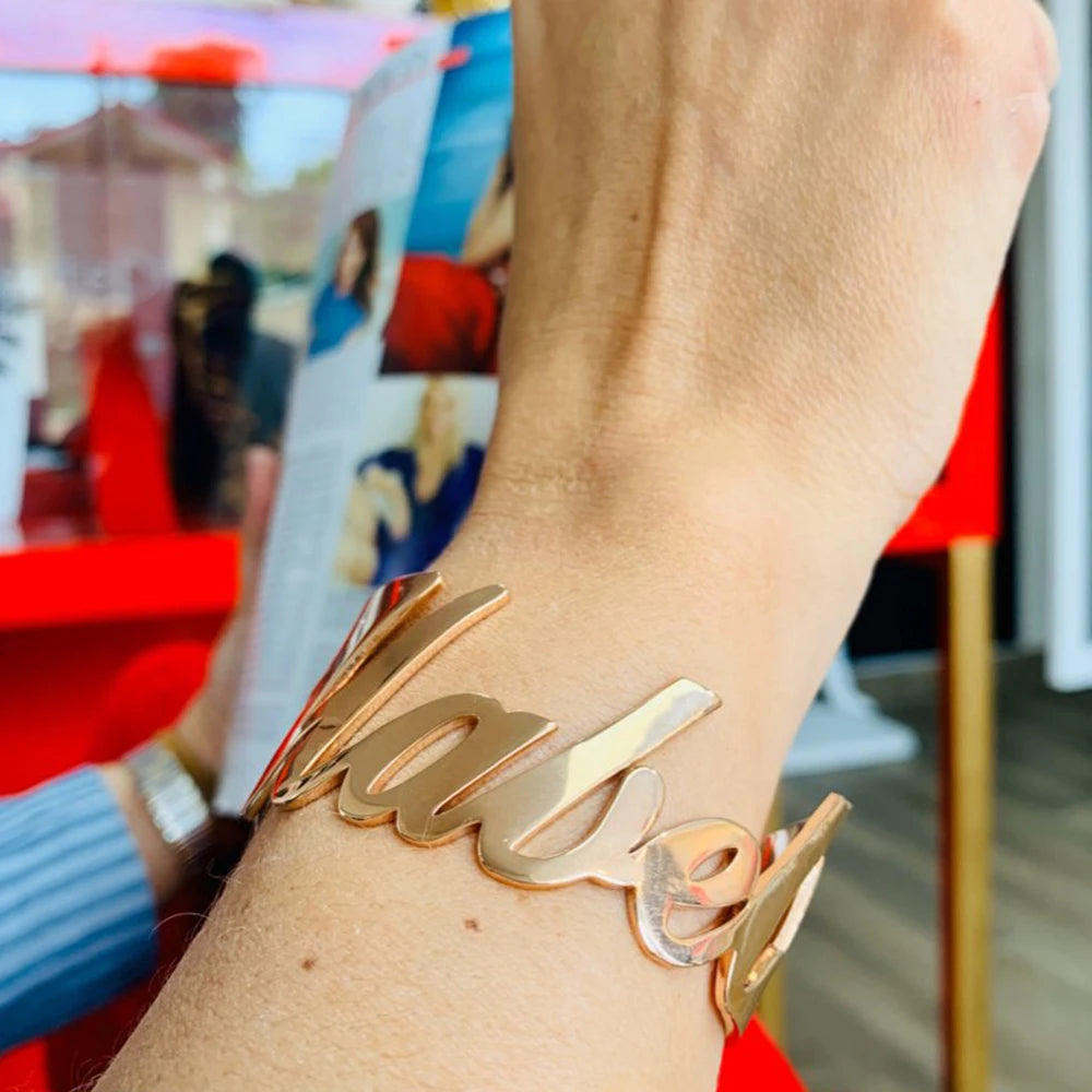 Brazalete de mujer con nombre personalizado, pulsera de acero inoxidable dorada y plateada, pulsera con dijes personalizados, regalo de joyería para el Día de San Valentín