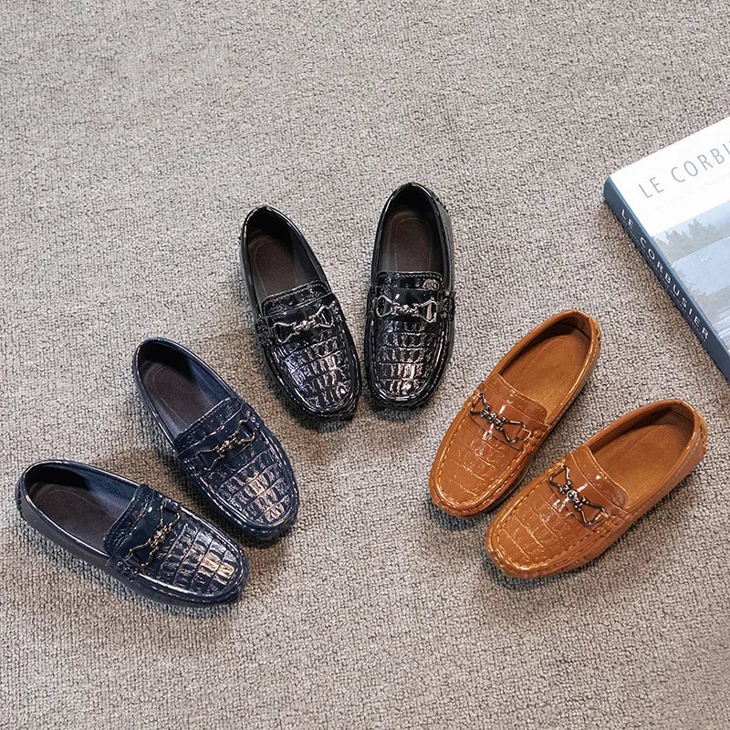 Zapatos de cuero para niños, mocasines planos suaves con punta redonda, mocasines informales a la moda para niños, mocasines antideslizantes con hebilla de Metal brillante, estilo británico