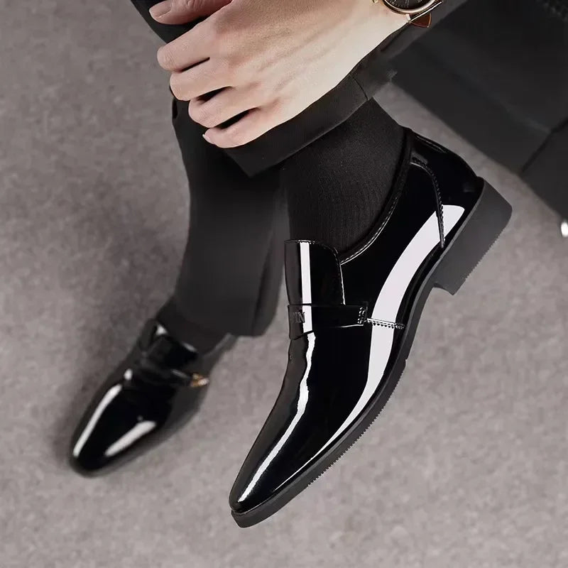 Zapatos de cuero para hombre, zapatos de negocios, zapatos Oxford de cuero brillante, mocasines masculinos con punta en pico lacados, zapatos de vestir de diseñador sin cordones para hombre