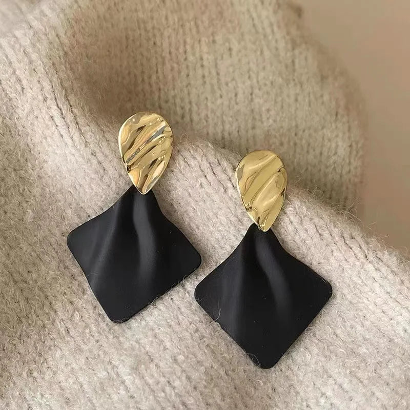 Pendientes colgantes con forma de rombo de doble Color para mujer, aretes colgantes con entramado de Metal dorado hueco, joyerÃa Punk geométrica para fiesta
