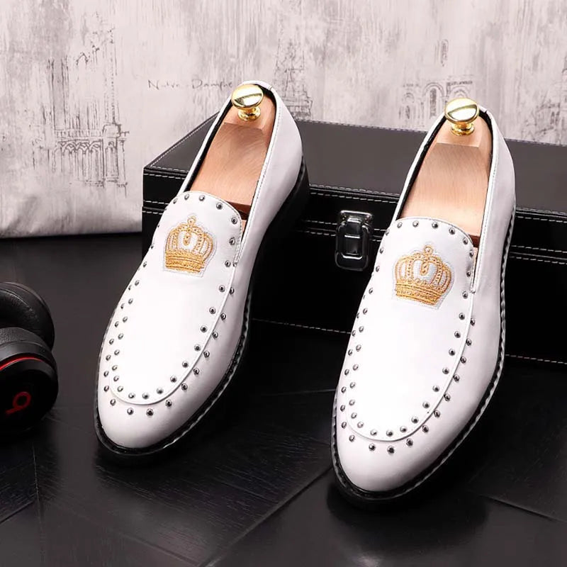 Primavera otoño hombres zapatos de vestir de cuero corona bordado Casual moda Slip-On lujo remache tendencia mocasines