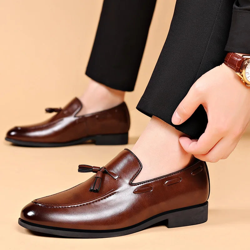 Zapatos de vestir para hombre, nuevos Zapatos de moda de cuero Pu para hombre, Zapatos informales formales de negocios de gran tamaño, Zapatos de boda para hombre