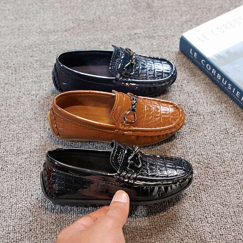 Zapatos de cuero para niños, mocasines planos suaves con punta redonda, mocasines informales a la moda para niños, mocasines antideslizantes con hebilla de Metal brillante, estilo británico