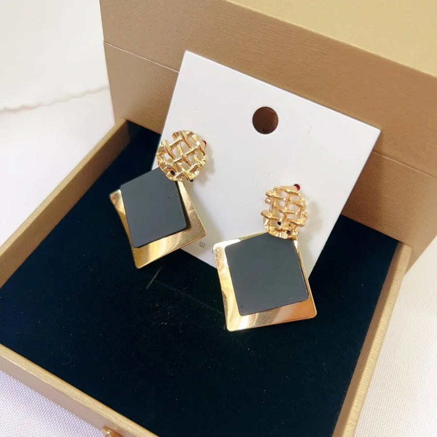 Pendientes colgantes con forma de rombo de doble Color para mujer, aretes colgantes con entramado de Metal dorado hueco, joyerÃa Punk geométrica para fiesta