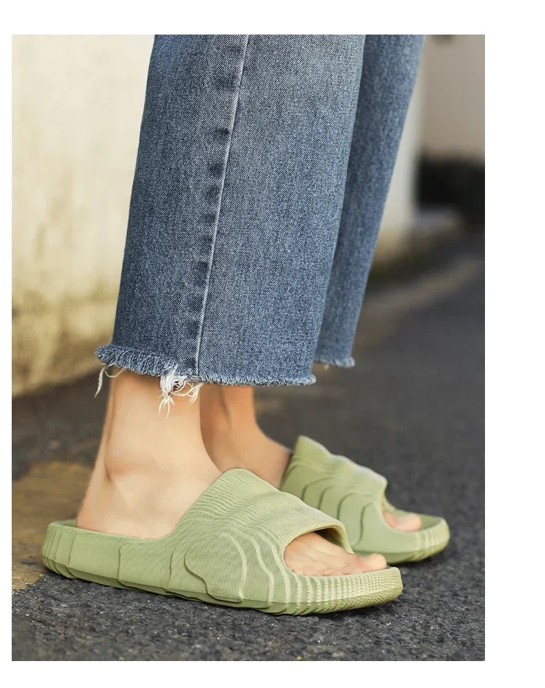 Zapatillas de casa suaves para parejas, zapatillas de baño antideslizantes para interiores de verano, sandalias de Hotel de Color sólido, chanclas para hombres y mujeres, zapatos planos