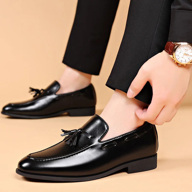 Zapatos de vestir para hombre, nuevos Zapatos de moda de cuero Pu para hombre, Zapatos informales formales de negocios de gran tamaño, Zapatos de boda para hombre
