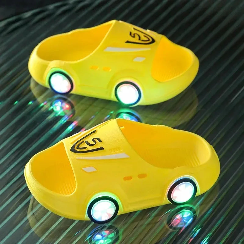 Zapatillas luminosas para niños, zapatos de verano para interiores con dibujos de coches para niñas, zapatos de playa suaves antideslizantes para niños, zapatillas LED de moda para exteriores para niños