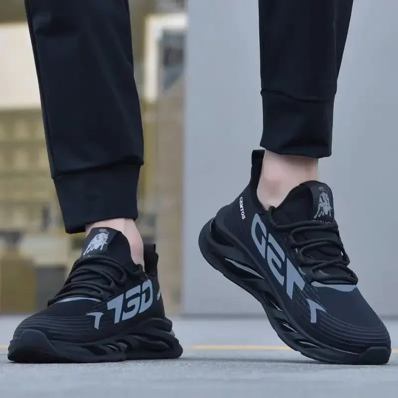 Zapatos deportivos informales de malla ligera para hombre, zapatillas transpirables de verano para correr, suela suave a la moda, cómodas zapatillas antideslizantes para hombre