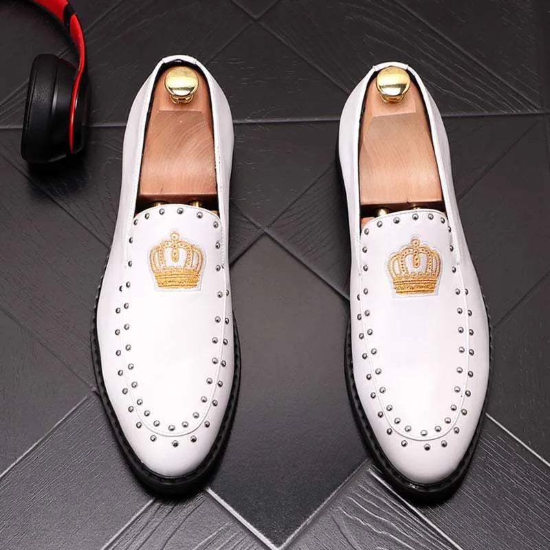 Primavera otoño hombres zapatos de vestir de cuero corona bordado Casual moda Slip-On lujo remache tendencia mocasines