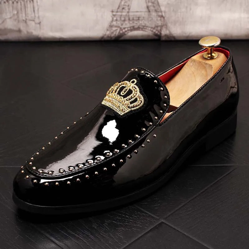 Primavera otoño hombres zapatos de vestir de cuero corona bordado Casual moda Slip-On lujo remache tendencia mocasines