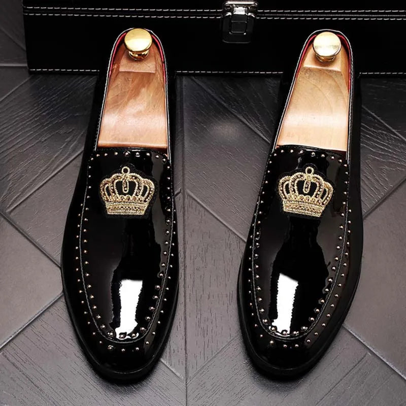 Primavera otoño hombres zapatos de vestir de cuero corona bordado Casual moda Slip-On lujo remache tendencia mocasines