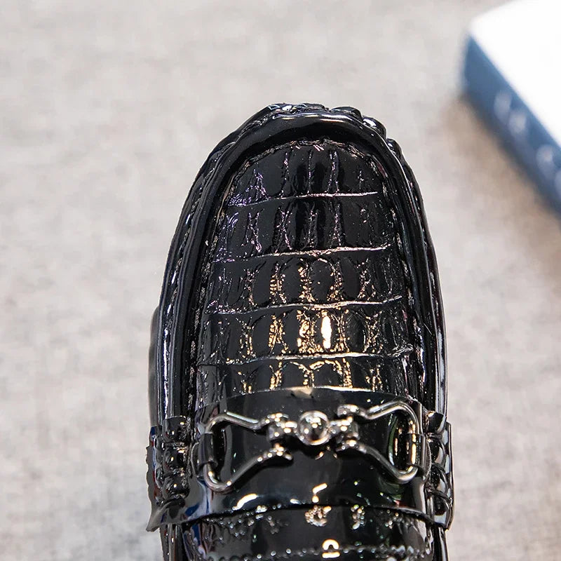 Zapatos de cuero para niños, mocasines planos suaves con punta redonda, mocasines informales a la moda para niños, mocasines antideslizantes con hebilla de Metal brillante, estilo británico