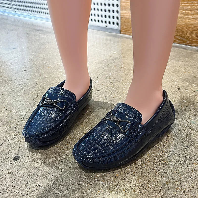 Zapatos de cuero para niños, mocasines planos suaves con punta redonda, mocasines informales a la moda para niños, mocasines antideslizantes con hebilla de Metal brillante, estilo británico