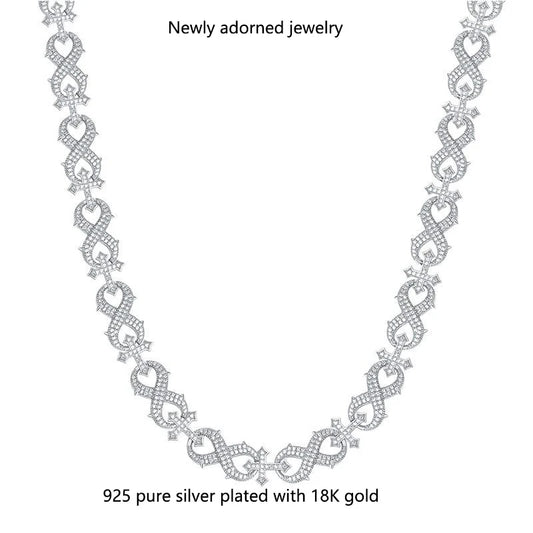 Un collar de plata pura bellamente elaborado y moderno con un colgante de corte redondo de circonita cúbica de color D, que mide 1,0 mm