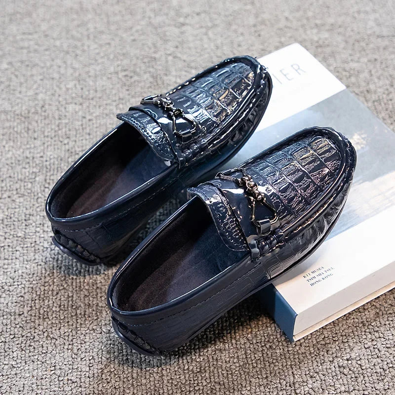 Zapatos de cuero para niños, mocasines planos suaves con punta redonda, mocasines informales a la moda para niños, mocasines antideslizantes con hebilla de Metal brillante, estilo británico