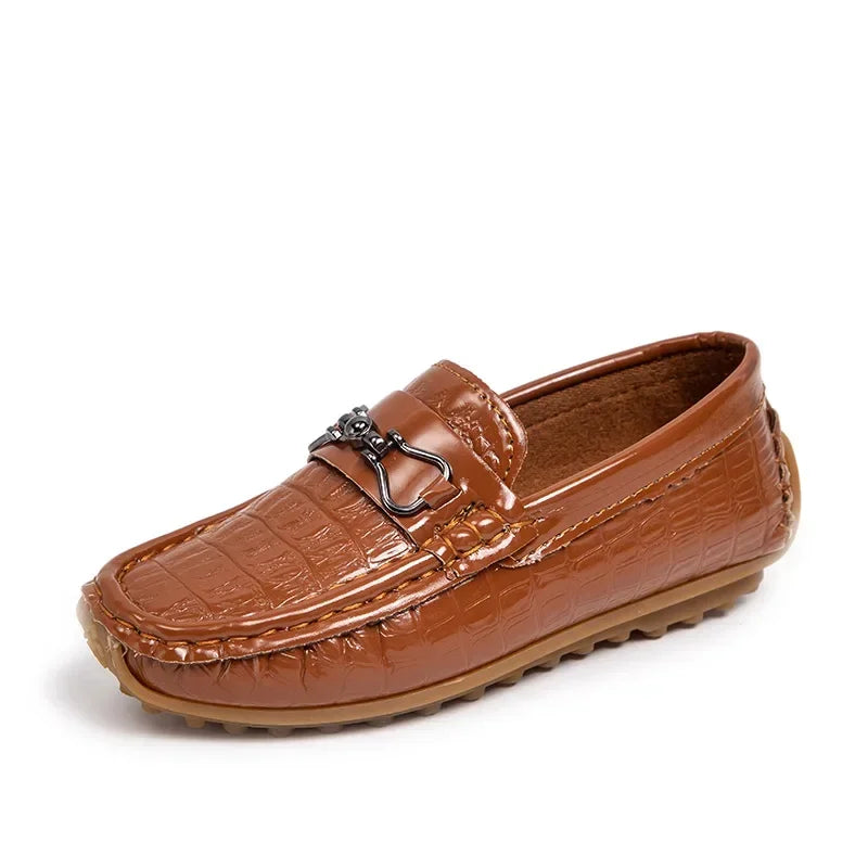 Zapatos de cuero para niños, mocasines planos suaves con punta redonda, mocasines informales a la moda para niños, mocasines antideslizantes con hebilla de Metal brillante, estilo británico