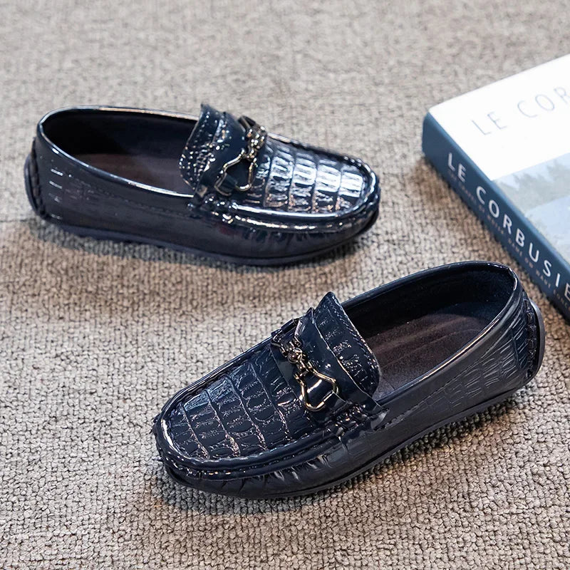 Zapatos de cuero para niños, mocasines planos suaves con punta redonda, mocasines informales a la moda para niños, mocasines antideslizantes con hebilla de Metal brillante, estilo británico