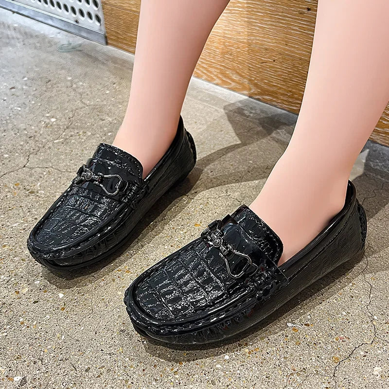 Zapatos de cuero para niños, mocasines planos suaves con punta redonda, mocasines informales a la moda para niños, mocasines antideslizantes con hebilla de Metal brillante, estilo británico