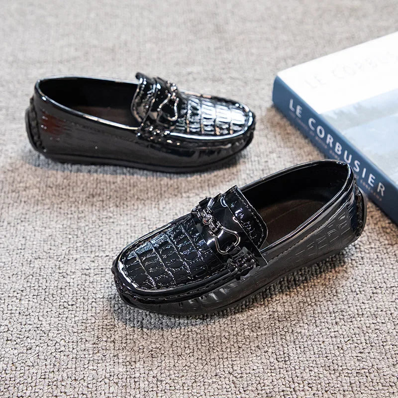 Zapatos de cuero para niños, mocasines planos suaves con punta redonda, mocasines informales a la moda para niños, mocasines antideslizantes con hebilla de Metal brillante, estilo británico