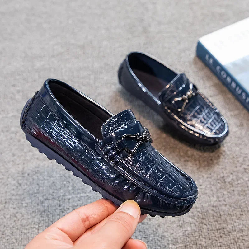 Zapatos de cuero para niños, mocasines planos suaves con punta redonda, mocasines informales a la moda para niños, mocasines antideslizantes con hebilla de Metal brillante, estilo británico